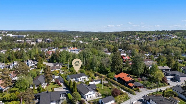 Boligen ligger tilbaketrukket og rolig til i et attraktivt boligområde med kort vei til barnehager og barneskole