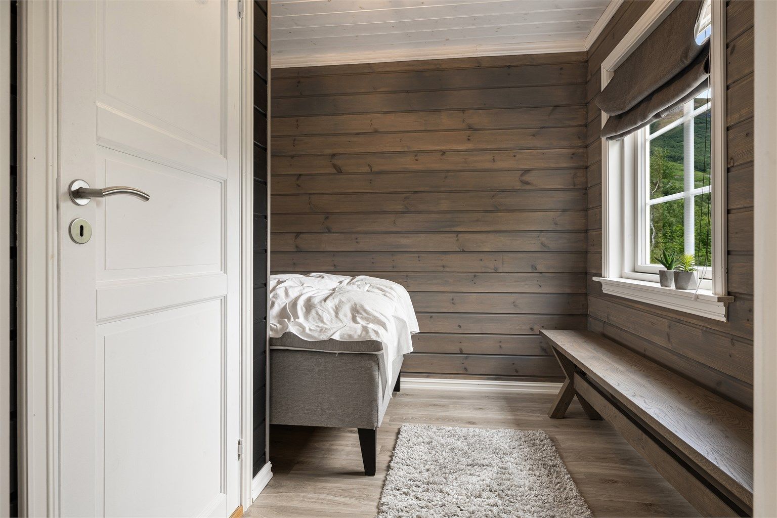 Soverom 1 har tilkomst fra entré og toalettrommet er innlemmet her. Rommet er på 6m² og utgjør et perfekt gjesterom med eget toalett