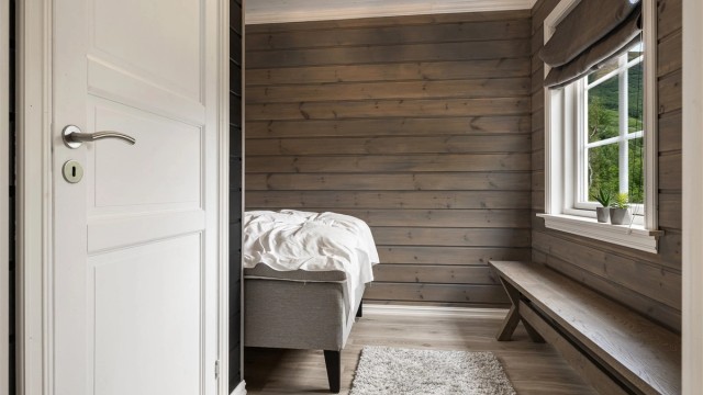 Soverom 1 har tilkomst fra entré og toalettrommet er innlemmet her. Rommet er på 6m² og utgjør et perfekt gjesterom med eget toalett