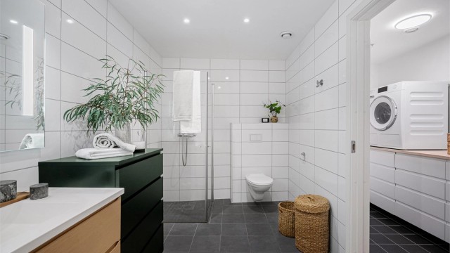 I forbindelse med bad ligger meget praktisk vaskerom med bodplass.