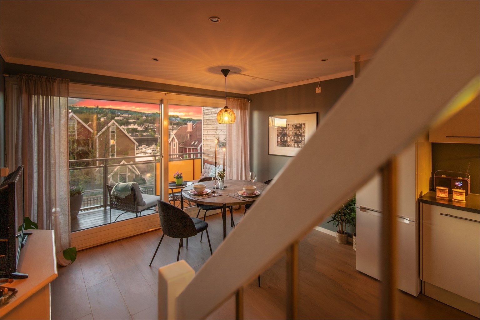 Kjøkken og spisestue ligger i åpen løsning med store vindusflater som gir rikelig med lys og en god romfølelse.