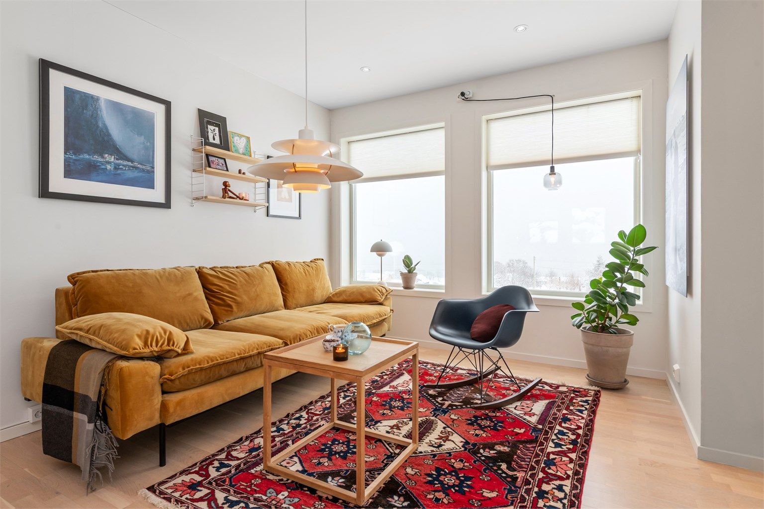 Koselig sofakrok på stuen med flott utsikt