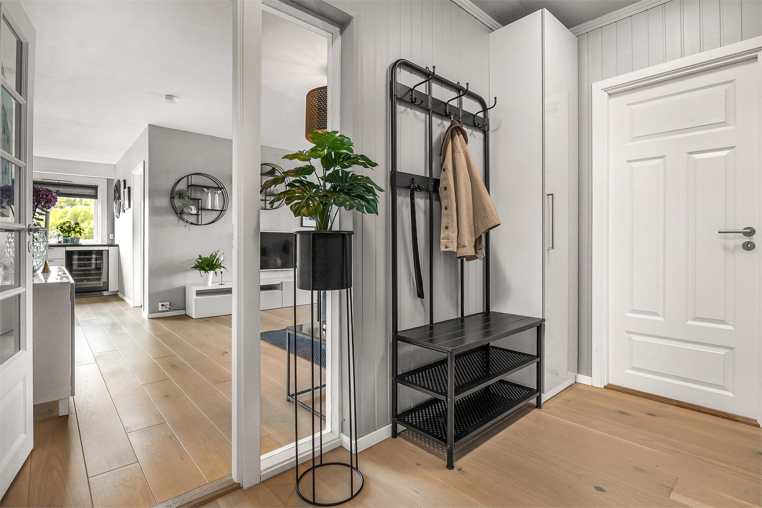 Entré med dørcallinganlegg med åpnerfunksjon. 