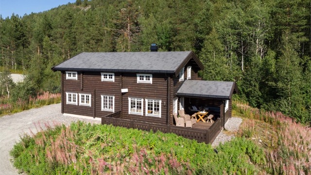 Velkommen til Lyngvegen 31, en flott hytte på to plan beliggende i Søre Morken Hyttegrend - presentert av Eiendomsmegler Harald Osdal