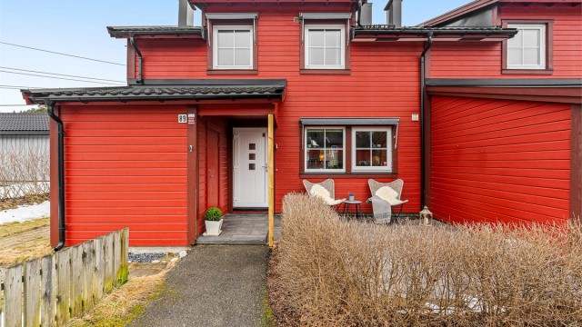 Dette er et tiltalende enderekkehus i et svært barnevennlig og populært boligområde.