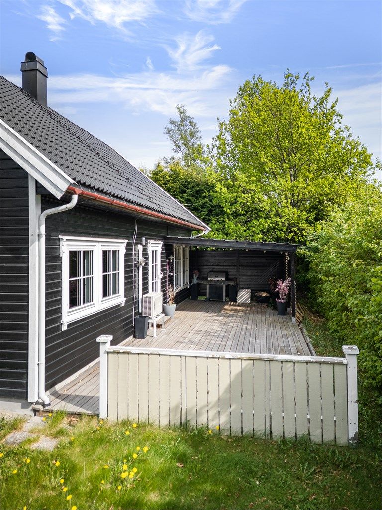 Sydøstvendt markterrasse på ca. 43 kvm og lettstelt hage