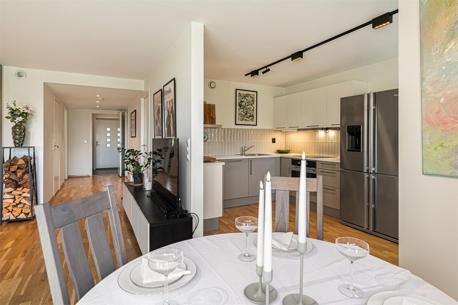 Kjøkkenet ligger i delvis tilbaketrukket  fra stuen hvor spiseplassen har en god plassering rett på utsiden.
