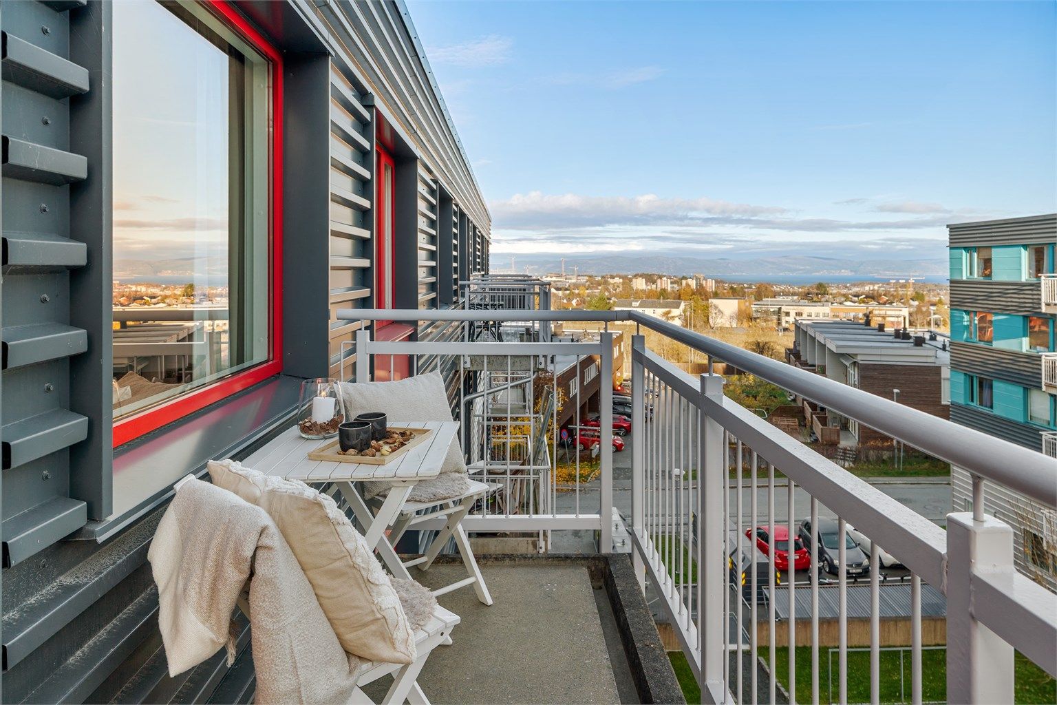 Fra stuen har man tilgang på en balkong på 4 kvm med flott utsikt.