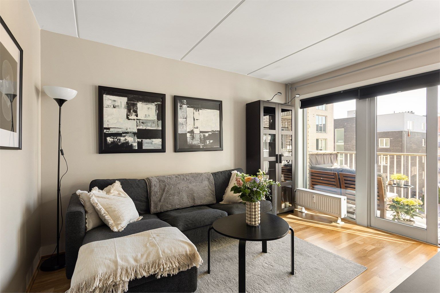 Stuen er enkel å møblere og både sofagruppe og annet ønskelig møblement. 