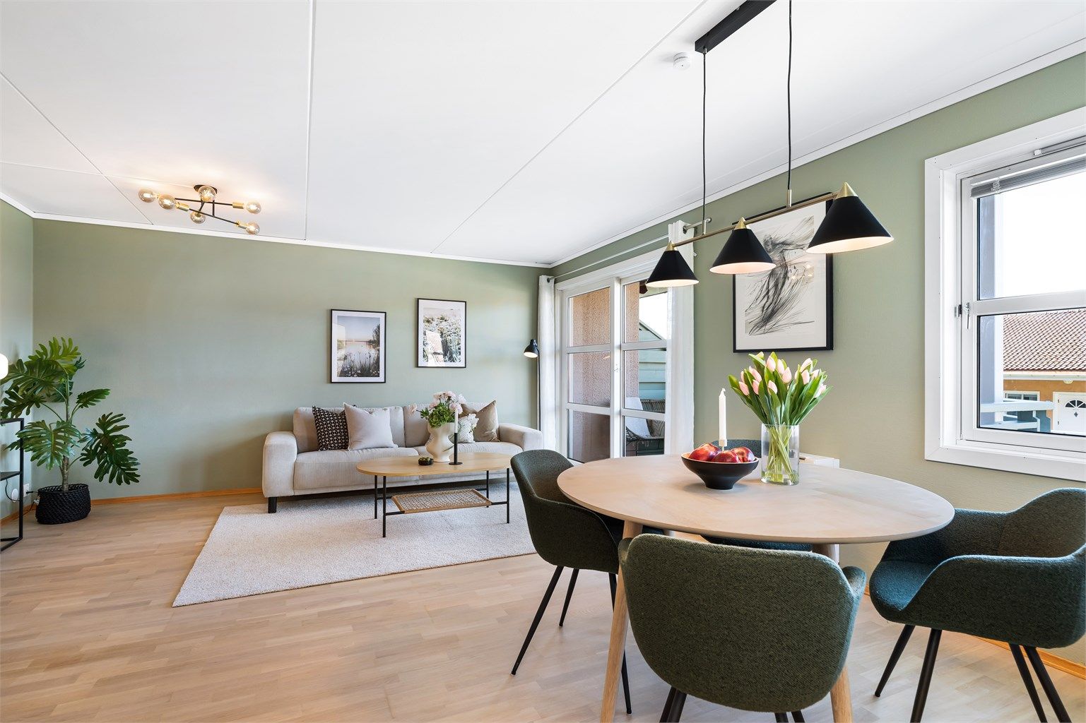 Her er det stor plass til ønsket møblering i flere soner. Veggene er malt i tidsriktig og behagelig farge. 