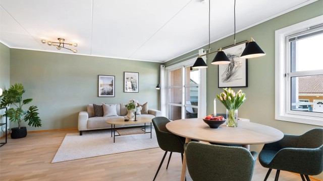 Her er det stor plass til ønsket møblering i flere soner. Veggene er malt i tidsriktig og behagelig farge.