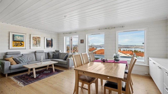 Store vindusflater gir rikelig med lys og åpner rommet fullstendig mot utsikten.