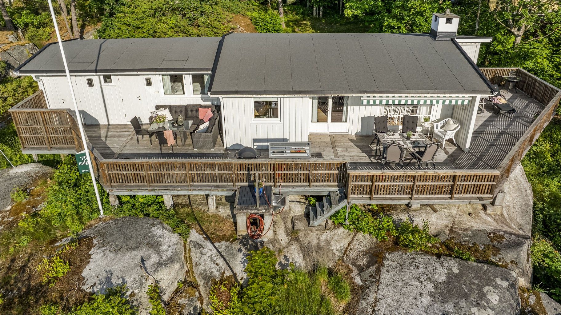 Hytta ligger fritt og solrikt til i etablerte og trygge omgivelser. Det er flere flott og usjenerte uteplasser.