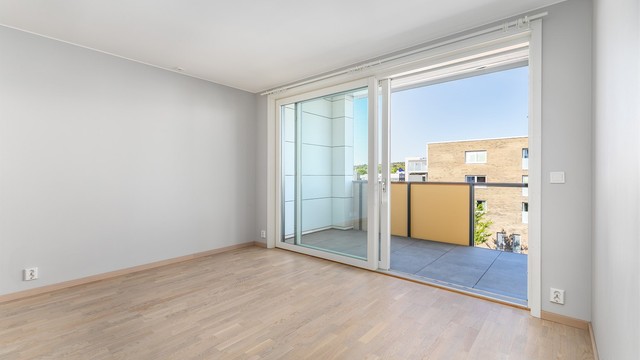 Skyve-/hevedør mot vest, med store glassflater som gir gode lysforhold i stuen.