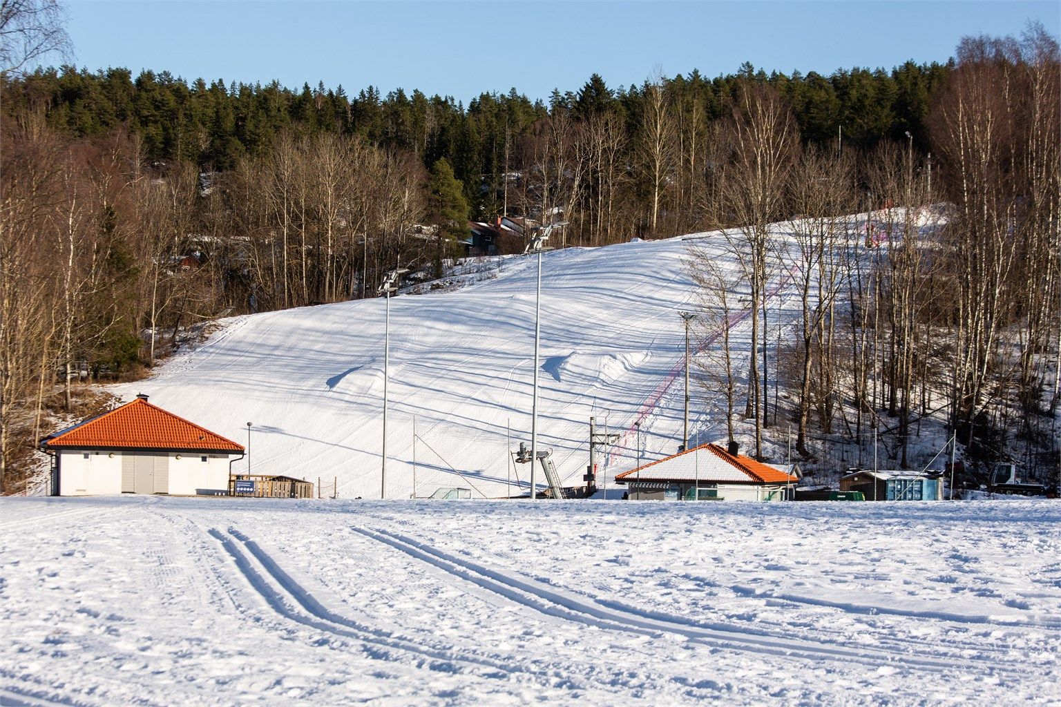 Om vinteren frister Jerikobakken med alpinbakke, akemuligheter og varmestue, og her kan du låne ski og snowboard gratis fra fredag til søndag.