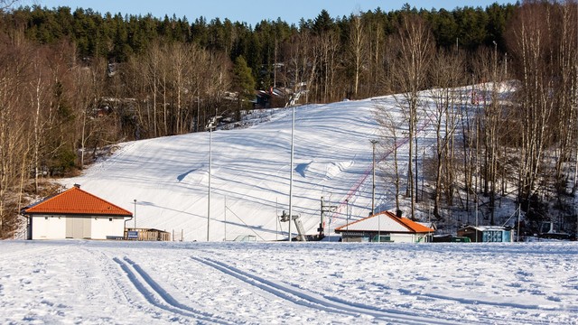 Om vinteren frister Jerikobakken med alpinbakke, akemuligheter og varmestue, og her kan du låne ski og snowboard gratis fra fredag til søndag.