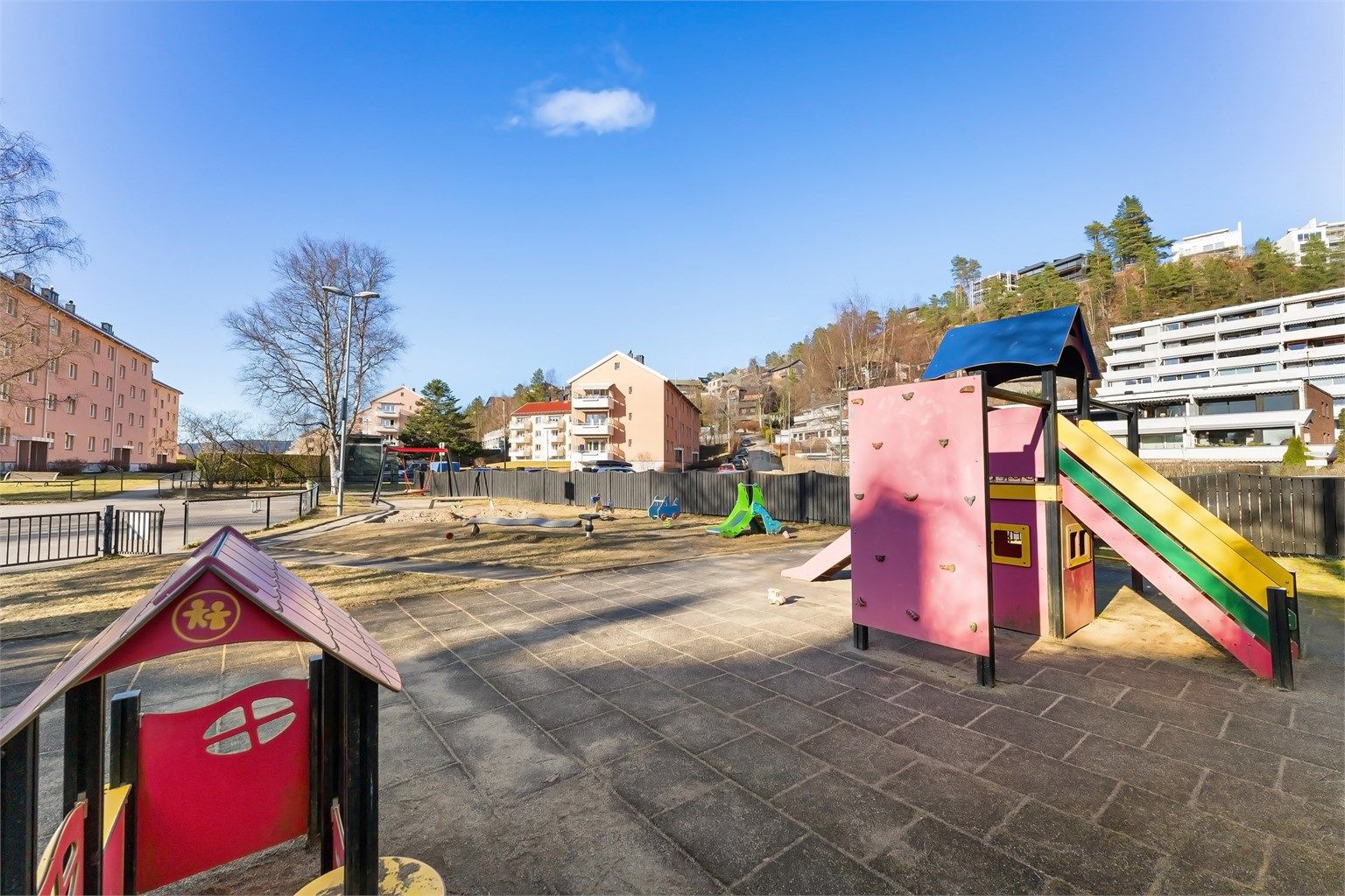 For barnefamilier er hverdagen enkel med kort gangavstand til Myrer Kanvas-barnehage og Kjelsås skole.