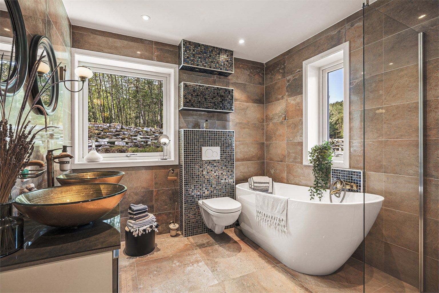 Moderne bad med plass til badekar og dusjhjørne.