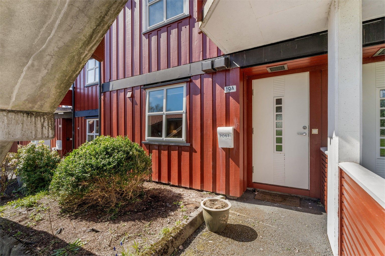 Leiligheten ligger skjermet til i det etablerte og rolige nabolaget Eskelandshagen.