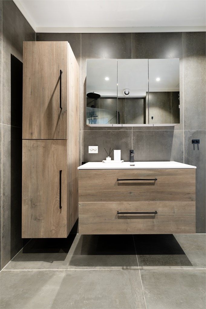 Baderomsinnredningen har god oppbevaringsplass i skuffer og høyskap, samt et praktisk speilskap.