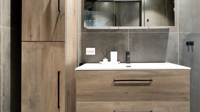 Baderomsinnredningen har god oppbevaringsplass i skuffer og høyskap, samt et praktisk speilskap.