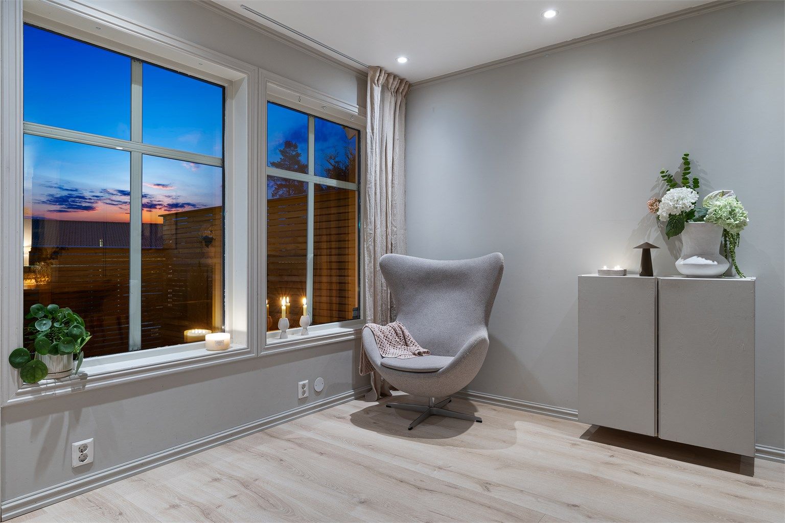 En lys og luftig atmosfære med moderne og nøytrale fargevalg.