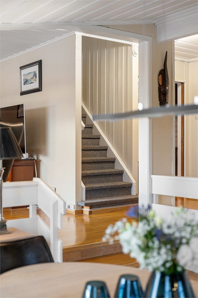 Trappen leder opp til boligens andre etasje.