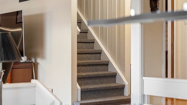 Trappen leder opp til boligens andre etasje.