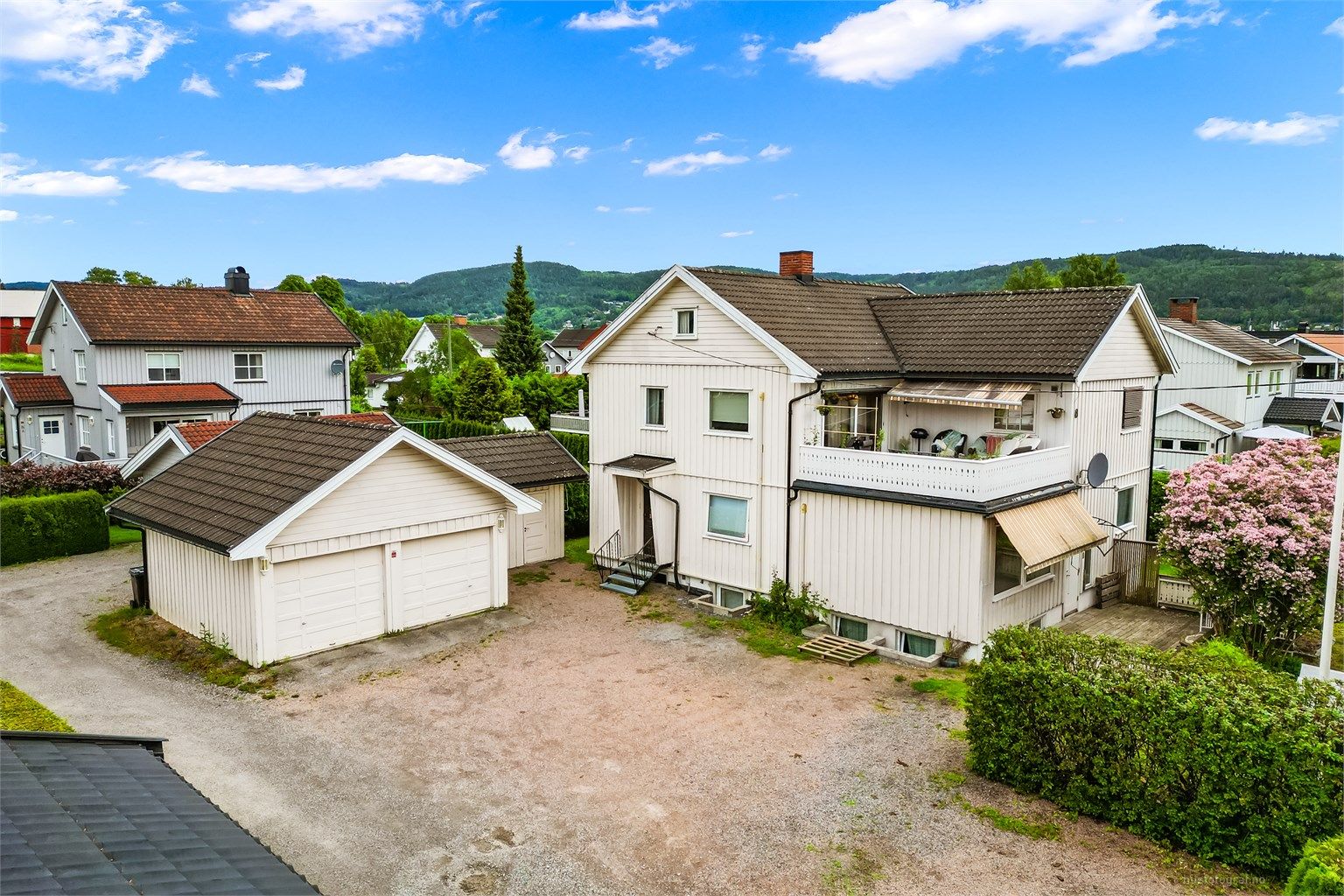 Forøvrig er det godt med biloppstillingsplasser på egen gruset gårdsplass.