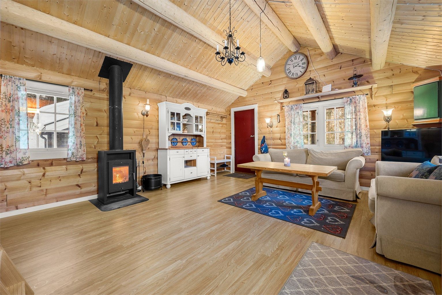 Peisovnen står sentralt plassert og sørger for både varme og stemning på kjølige dager.