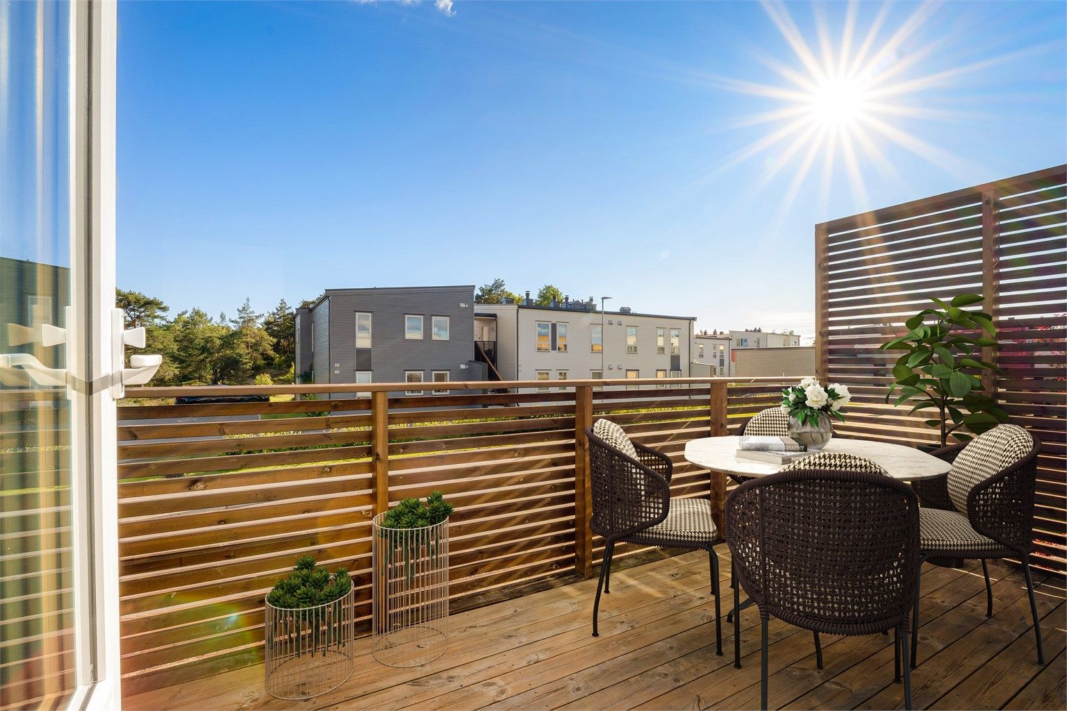 På altanen er det meget gode solforhold, sommerstid fra morgen til kveld. Digitalt møblert bilde.