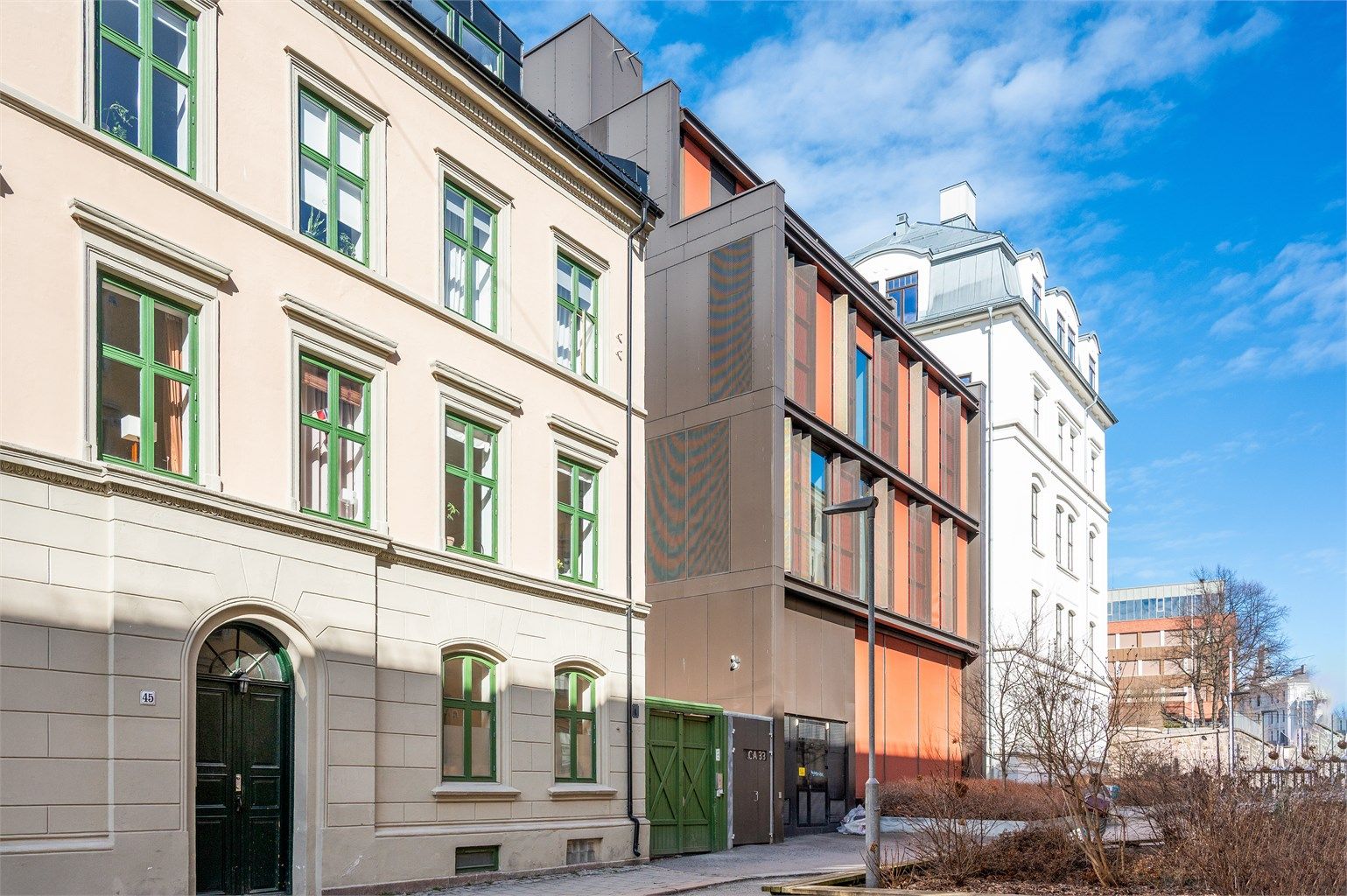 Leiligheten ligger tilbaketrukket til i bakgård inn fra Ruseløkkveien.