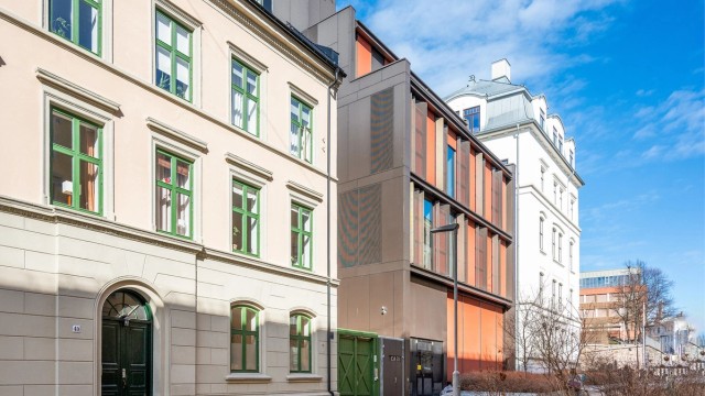 Leiligheten ligger tilbaketrukket til i bakgård inn fra Ruseløkkveien.