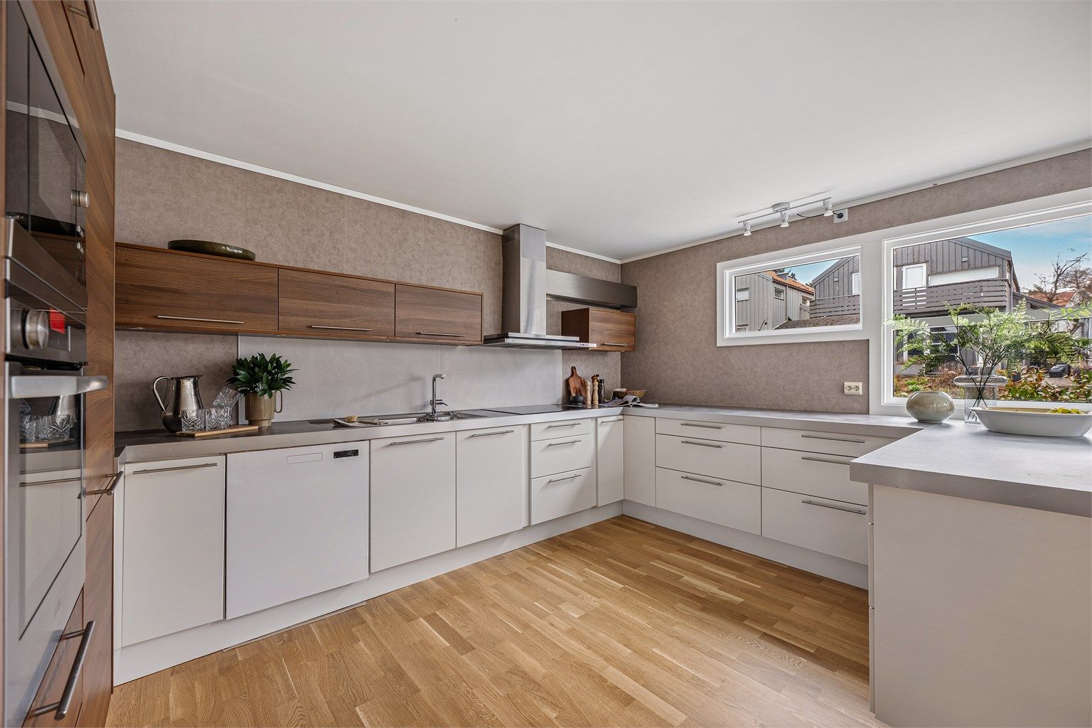 Spotter under overskap ned på benk. 
