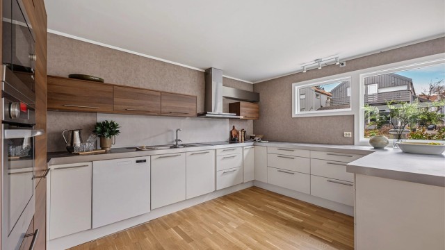 Spotter under overskap ned på benk.