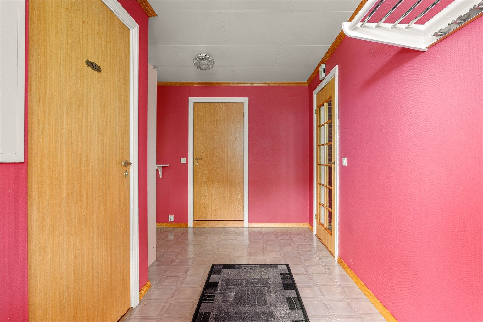 Den romslige entreen er et representativt første møte med boligens indre. Toalettrommet til venstre, badet rett frem.