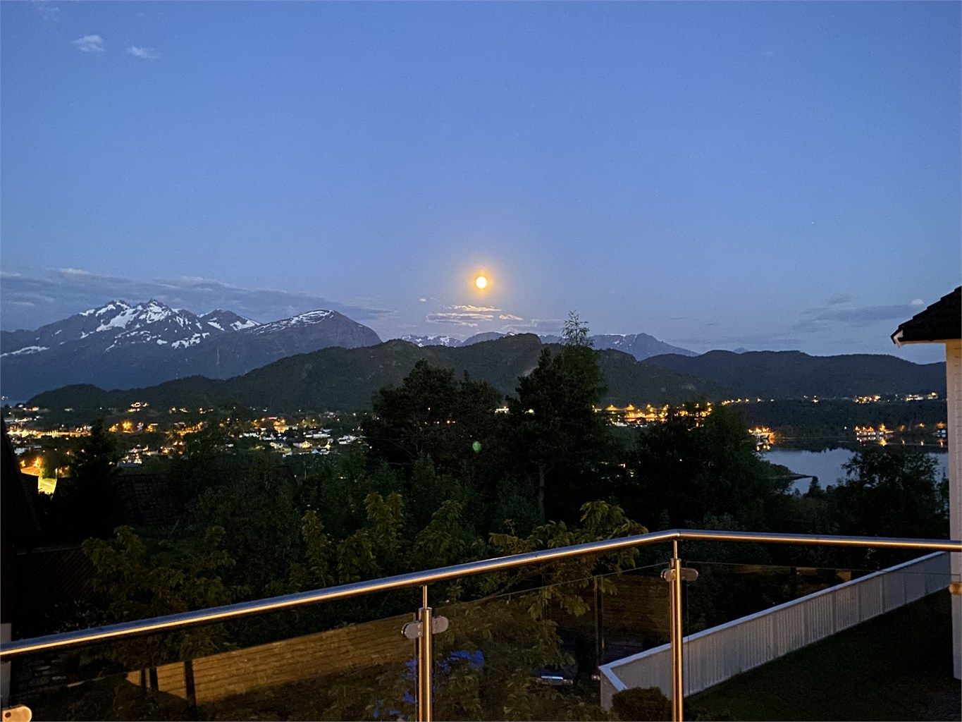 Kveldsstemning med utsikt over fjorden og fjellene - bilde tatt av selger