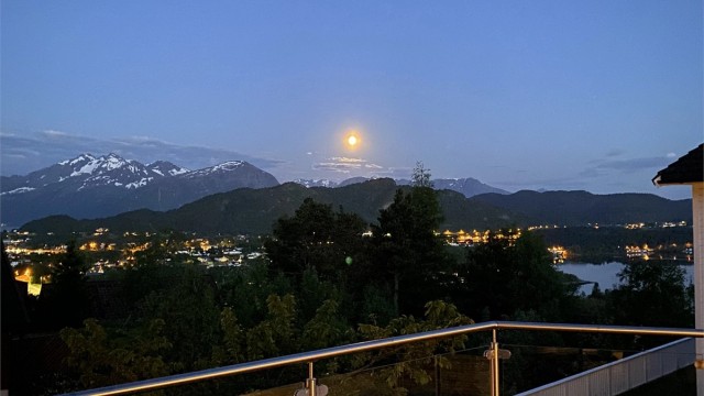 Kveldsstemning med utsikt over fjorden og fjellene - bilde tatt av selger