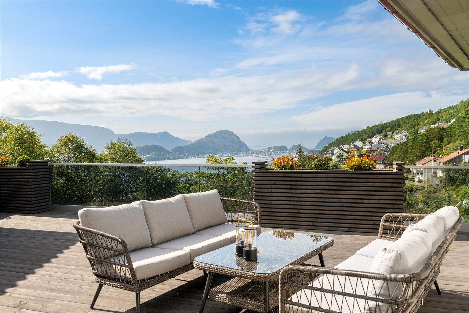 Nyt utsikten fra en sydvestvendt terrasse på 72 kvm, oppgradert i 2025.
Foto: [Fotograf eller fotofirma]