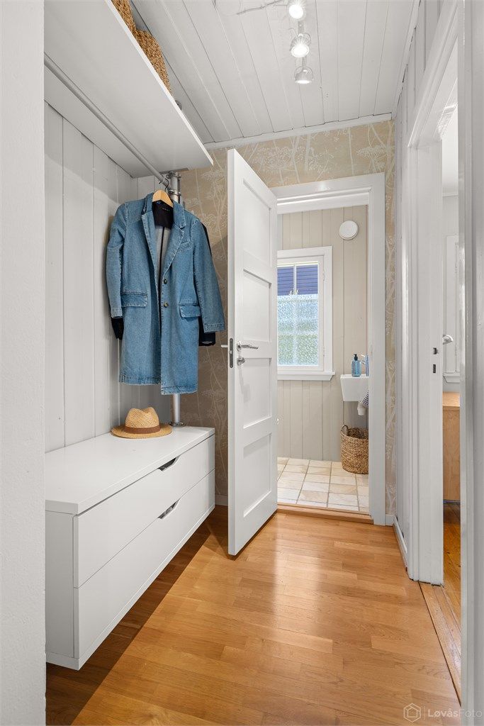 Hall med nisjen med garderobeinnredning