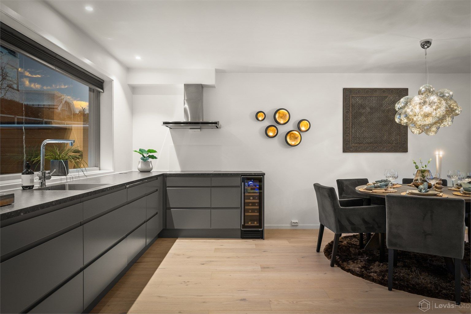 Moderne kjøkkeninnredning fra Huseby med slette fronter og laminat benkeplate.