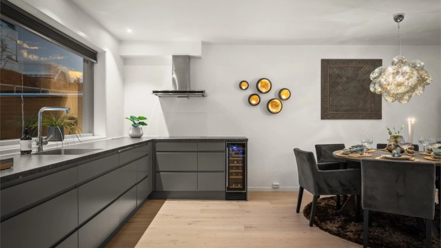Moderne kjøkkeninnredning fra Huseby med slette fronter og laminat benkeplate.