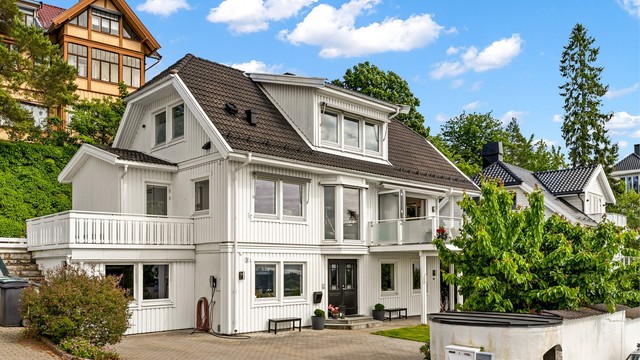 En stor og innholdsrik bolig med en god og gjennomtenkt planløsning som åpner for flere bruksmuligheter der ulike generasjoner kan få spillerom