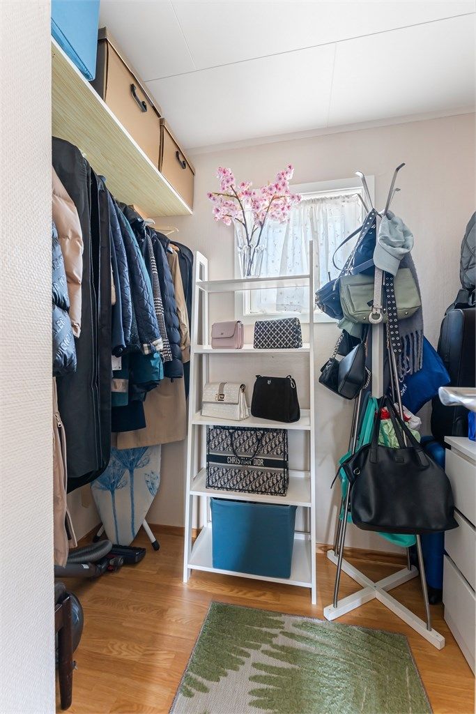 Romslig bod med gode oppbevaringsmuligheter