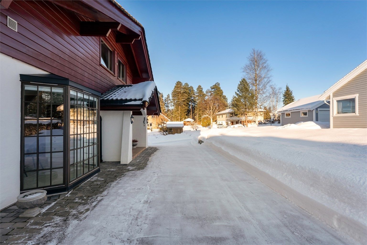 Steinbelagt adkomst og opparbeidet tomt.