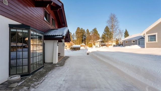 Steinbelagt adkomst og opparbeidet tomt.