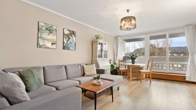 Eiendomsmegler Cecilie Muri har gleden av å ønske dere velkommen til Bjørnekollen 29. Foto: Zovenfra