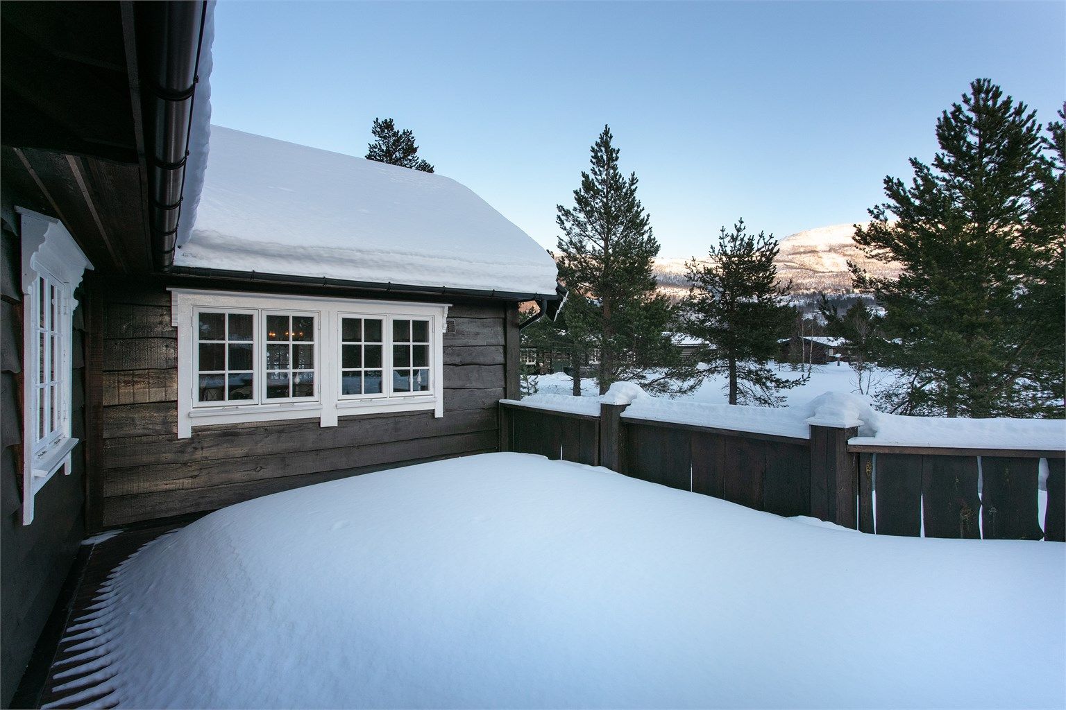 Stor terrasse rundt deler av boligen - ikke arealmålt men ca. 80 kvm iflg eier