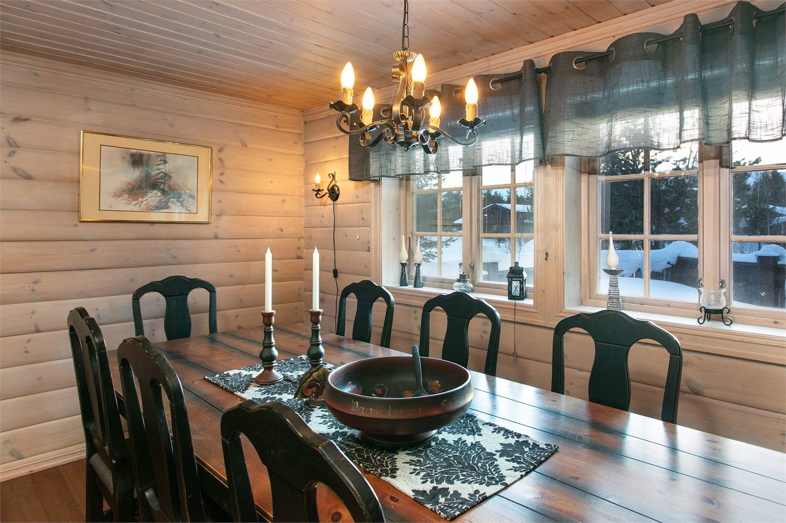 Det er god plass til romslig spisestue i tilknytning til kjøkken 