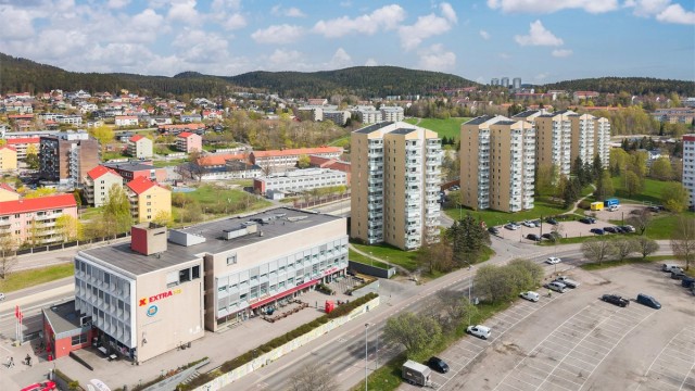 Det er meget kort gangavstand til servicetilbud som dagligvare, apotek og treningssenter.